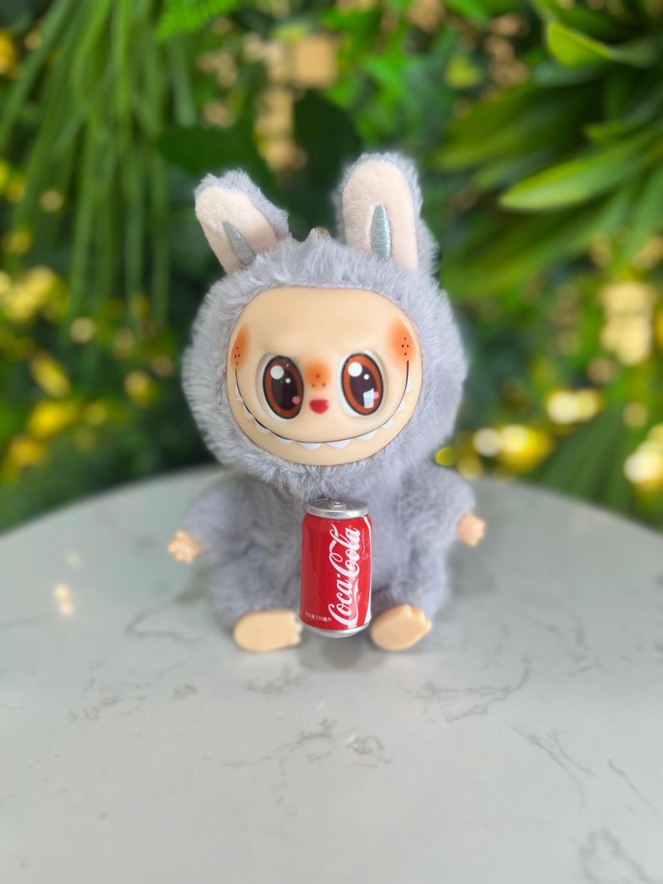 Vista 13 de LABUBU COCA-COLA - COLOR - COCACOLA: BEIGE-LATA